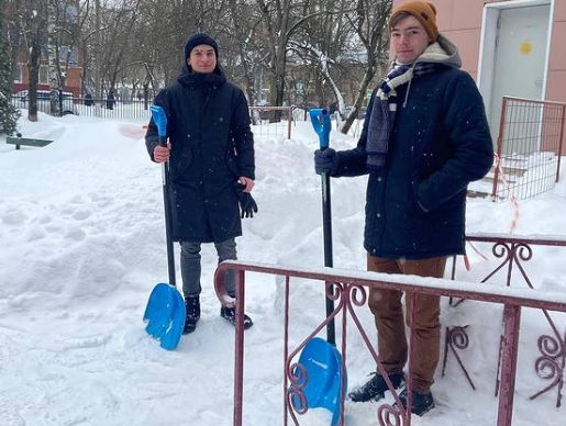 Активисты Молодежной палаты городского округа Щербинка помогли убрать снег на территории поликлиники. Фото: официальная страница МП Щербинки в социальных сетях