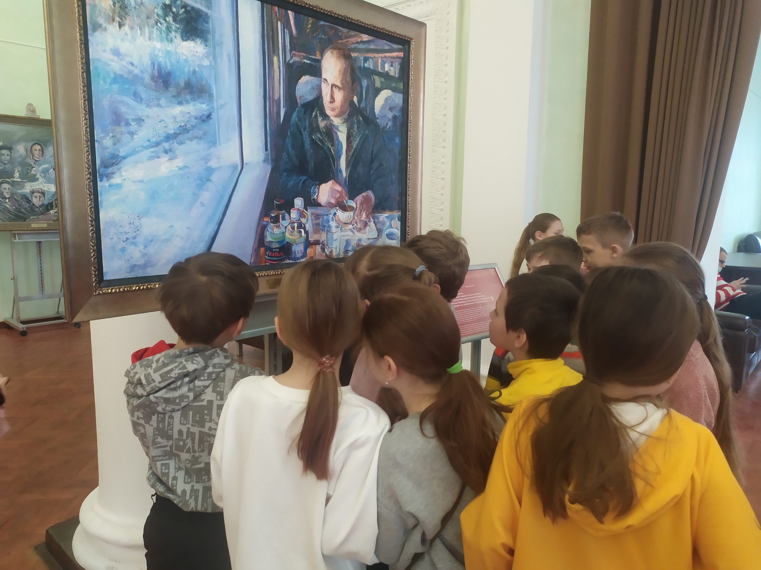Ученики школы №2117 городского округа Щербинка посетили выставку картин. Фото: официальная страница школы №2117 в социальных сетях