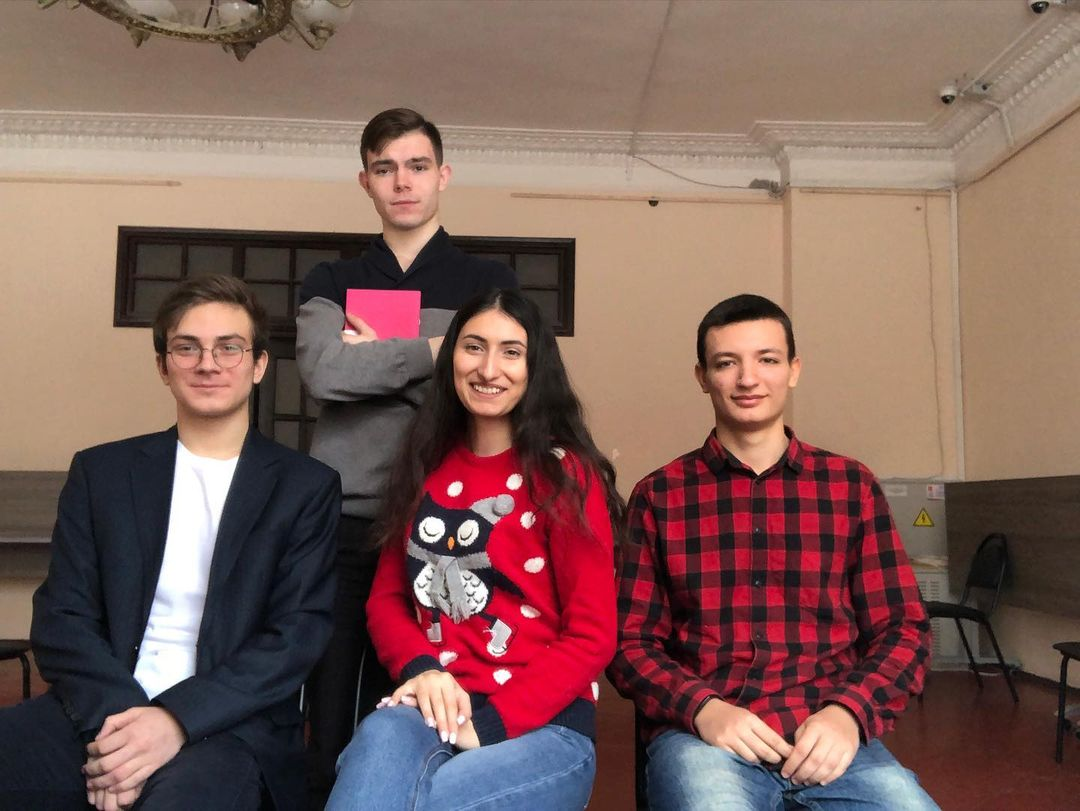 Активисты Молодежной палаты Щербинки приняли участие в торжественном мероприятии. Фото: официальная страница МП в социальных сетях