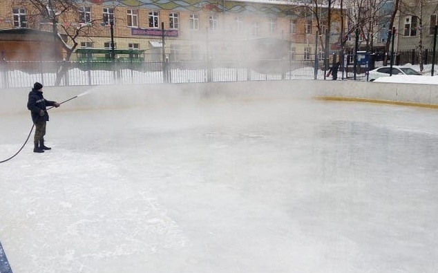 Специалисты обновили ледовое покрытие на катке в Щербинке 