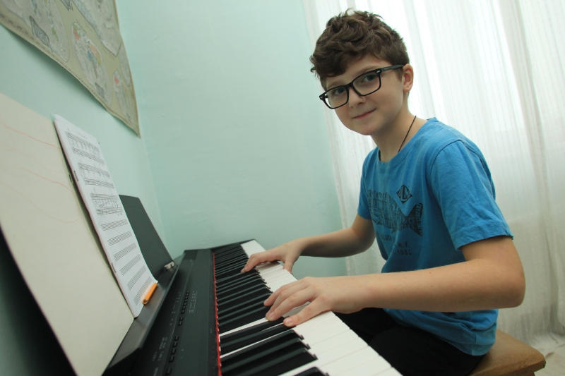 Житель Щербинки занял второе место в конкурсе «Юный виртуоз» среди пианистов