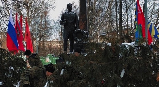 Представители Молодежной палаты Щербинки провели мемориально-патронатную акцию. Фото: официальная страница МП в социальных сетях 